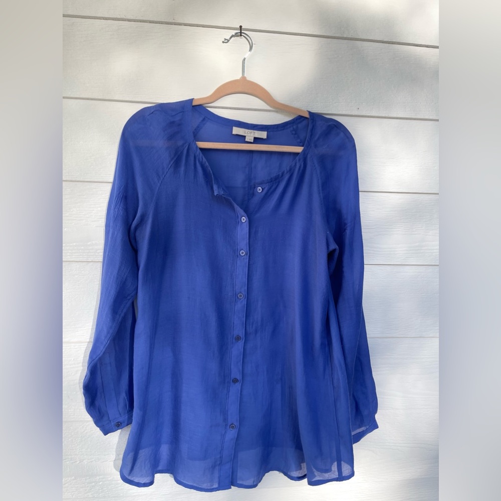 Ann Taylor LOFT blouse in a beautiful blue. Wear with jeans or business casual.